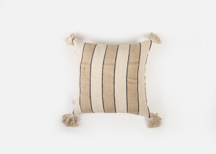 manamo-line-dekoratiuli-balishis-piri-jutis-tetri-fochebiani-45x45-sm